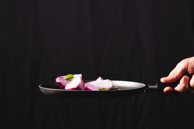 Bucătar pregătind farfurie